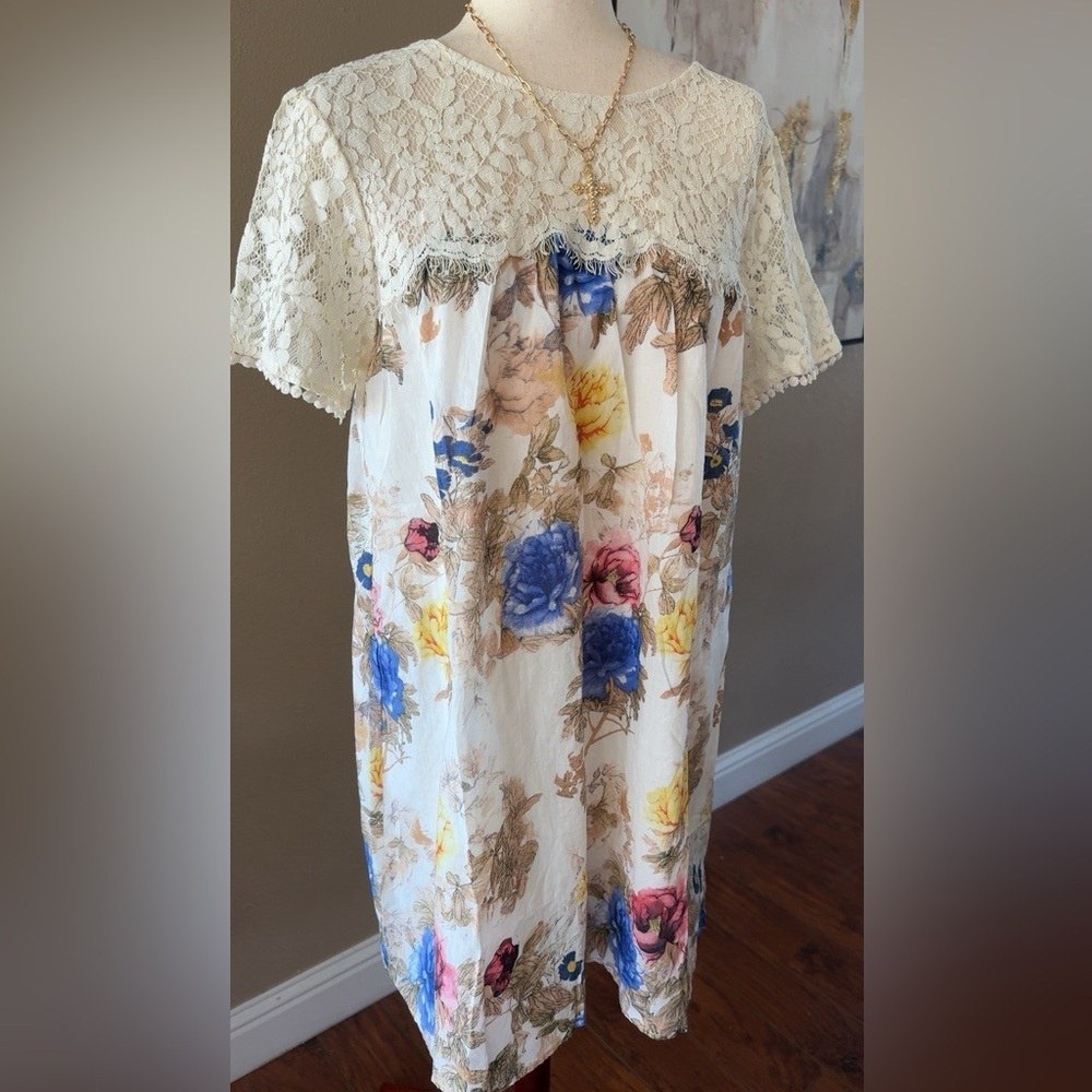 Floral Lace Dress with Short Sleeves